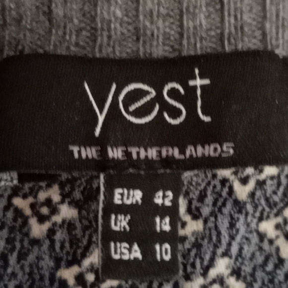 Yest designer blue patterned sweater size 10 - Picture 7 of 8